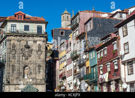 Häuser und monumentale Brunnen (Fonte da Ribeira) mit einer St. Johannes der Täufer Statue auf Ribeira Platz in Porto Stadt, zweitgrößte Stadt in Portugal Stockfoto