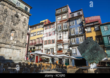 Monumentaler Brunnen (Fonte da Ribeira) mit der Statue des heiligen Johannes des Täufers und der kubischen Skulptur Cubo da Ribeira auf dem Ribeira-Platz in Porto, Portugal Stockfoto