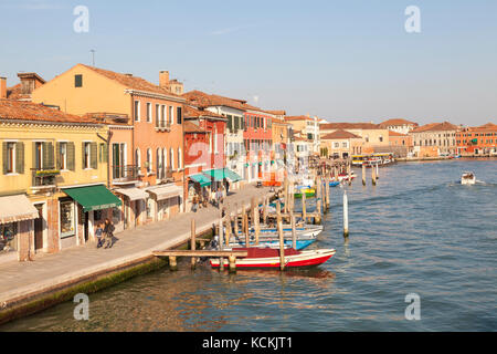 Die Insel Murano, Venedig, Venetien, Italien, Ansicht entlang Riva Longa bei Sonnenuntergang mit bunten, Gebäude und angelegten Boote von der Ponte Longa gesehen Stockfoto