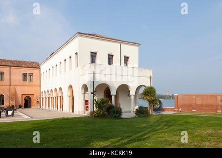 San Servolo Island, Venedig, Italien. Das Äußere des Bar und Cafe bei Sonnenuntergang mit Blick auf die Lagune. Jetzt Teil der Internationalen Universität Venedig Stockfoto