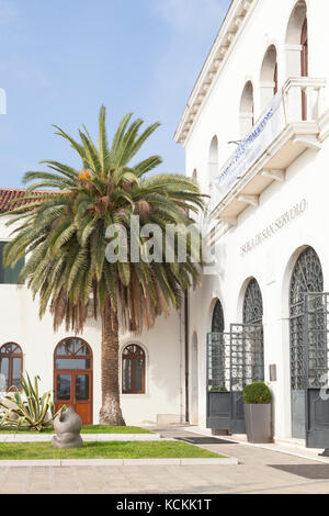 San Servolo Island, Venedig, Italien. Eingang Innenhof auf die Insel mit der Rezeption auf der rechten Seite und das Venice International University vor. Stockfoto