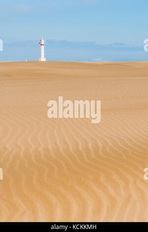 Sand Linien in den Dünen in Richtung des fangar Leuchtturm in Delta del Ebro Stockfoto