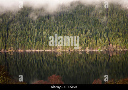 Niedrige Wolke am Ufer des Loch Lochy im Great Glen, nördlich von Fort William, Lochaber, Highland, Schottland Stockfoto