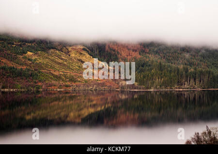 Niedrige Wolke am Ufer des Loch Lochy im Great Glen, nördlich von Fort William, Lochaber, Highland, Schottland Stockfoto