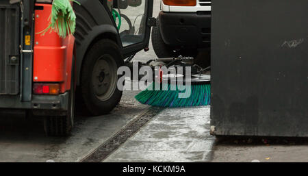 Eine Straßenkehrmaschine maschinelle Reinigung der Straßen. Stockfoto
