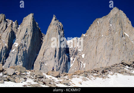 Wanderer steht unter Mount Whitney, der höchste Punkt in den unteren 48 Staaten Stockfoto