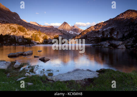 Am späten Nachmittag Sonne auf Spencer über Evolution See entlang der John Muir Trail Berg in der Sierra Nevada Kalifornien Stockfoto