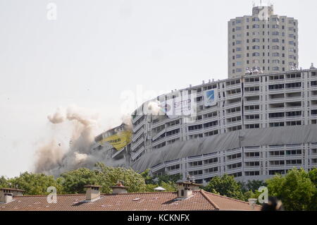 Abriss durch Implosion des 'Tower 230' im Viertel La Duchere, Lyon, Frankreich Stockfoto