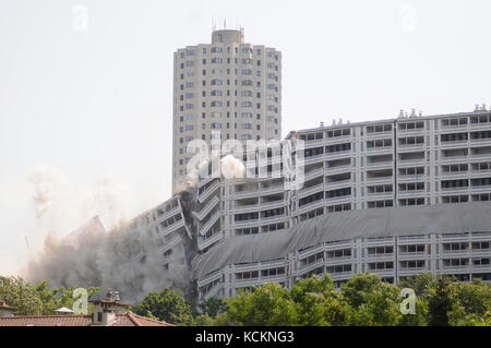 Abriss durch Implosion des 'Tower 230' im Viertel La Duchere, Lyon, Frankreich Stockfoto