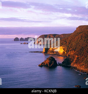 Küste der Tasman-Halbinsel südlich von Eaglehawk Neck, mit Cape Hauy in der Ferne. Tasman National Park, Tasman Peninsula, Tasmanien, Australien Stockfoto