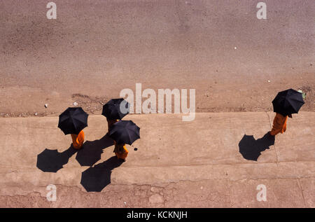 20.01.2000, Luang Prabang, Laos, Asien - Vier buddhistische Mönche zu Fuß eine Straße im Zentrum von Luang Prabang. Stockfoto