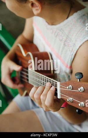 Anonyme Frau spielen Ukulele Stockfoto