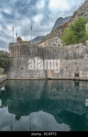 Die Stadtmauer, die die Altstadt von Kotor in Montenegro umgeben. Stockfoto