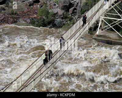 Hängebrücke über Süd-Esk-Fluss, in Überschwemmung. First Basin, Cataract Gorge, Launceston, Tasmanien, Australien Stockfoto