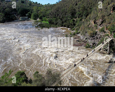 Hängebrücke über Süd-Esk-Fluss, in Überschwemmung. First Basin, Cataract Gorge, Launceston, Tasmanien, Australien Stockfoto