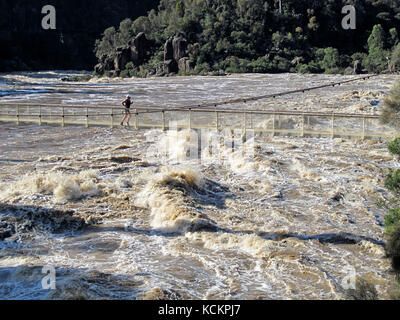 Alexandra Hängebrücke über South Esk River, in Überschwemmung. First Basin, Cataract Gorge, Launceston, Tasmanien, Australien Stockfoto