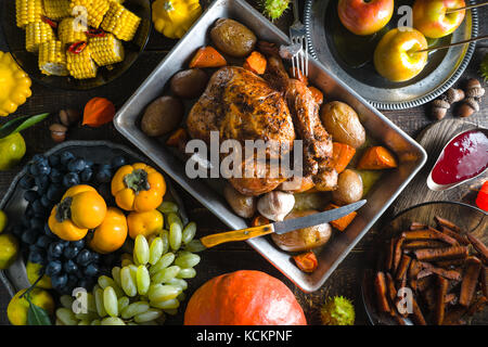 Fest mit der Türkei auf Thanksgiving, Gemüse und Früchte horizontal Stockfoto