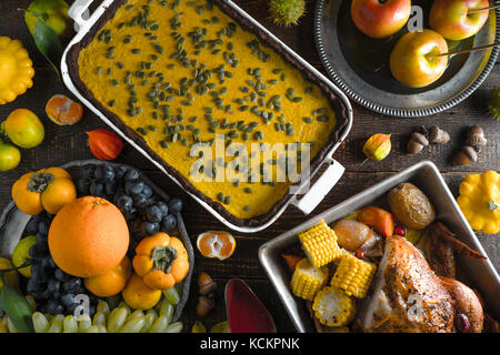 Schokolade Kürbiskuchen, Türkei, Gemüse und Früchte horizontal Stockfoto