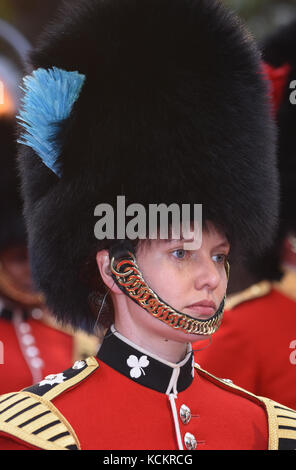 Weibliche Mitglied der Band des Irish Guards, 'Goodbye Christopher Robin" - Weltpremiere, Odeon Leicester Square, London, UK Stockfoto