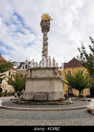 SOPRON, UNGARN - 24. SEPTEMBER: Historisches Gebäude auf dem Hauptplatz im Zentrum von Sopron. Sopron ist eine wunderschöne und historische Stadt in Ungarn an der Au Stockfoto