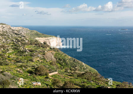 Die felsige und zerklüftete Dingli Cliifs im Süden Mäntel von Malta mit e Meer im Hintergrund Stockfoto