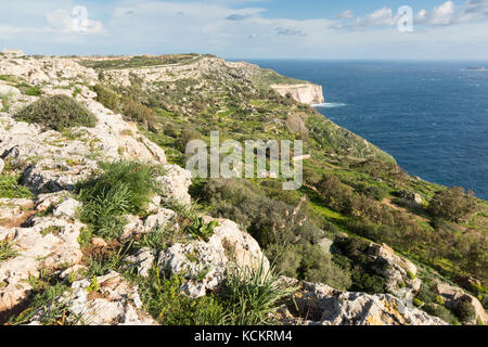 Die felsige und zerklüftete Dingli Cliifs im Süden Mäntel von Malta mit e Meer im Hintergrund Stockfoto