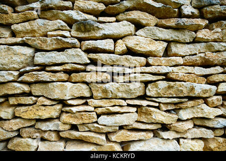 Perfekte Mauer aus Natursteinen. Stockfoto