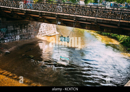 Vilnius, Litauen - 5. Juli 2016: Brücke von uzupis mit Swing in der Altstadt von Vilnius. Bezirk vilniaus senamiestis. Stockfoto