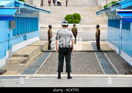 PANMUNJOM, SÜDKOREA - 26. SEPTEMBER 2014: Koreanische Soldaten beobachten Grenze zwischen Süd- und Nordkorea in der Joint Security Area (DMZ) auf Septemb Stockfoto