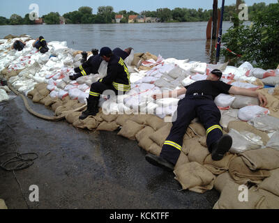 SCHÖNEBECK, Deutschland - Juno 9, 2013: Müde Feuerwehrmänner während der großen Flut in Sachsen-Anhalt, Deutschland. Stockfoto