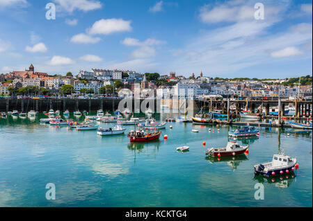 Den Hafen und die Skyline von St. Peter Port, Guernsey, Channel Islands, Großbritannien Stockfoto