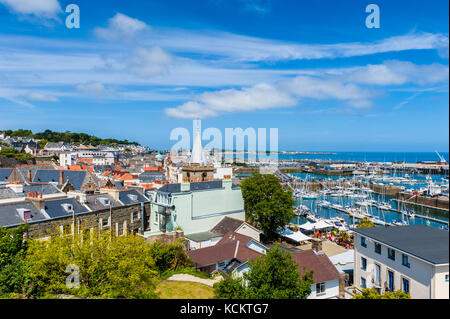 Hohe Betrachtungswinkel über Saint Peter Port und seinem Hafen und Jachthafen. Guernsey, Channel Islands, Großbritannien Stockfoto