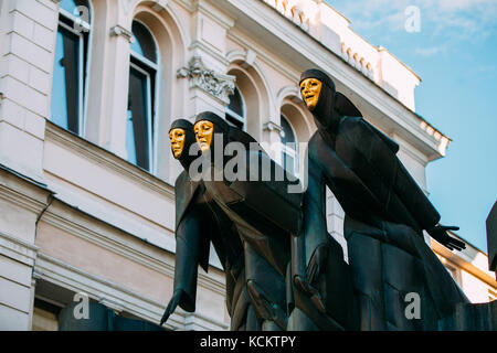 Vilnius, Litauen, Osteuropa - Juli 7, 2016: in der Nähe von Schwarzen Skulptur von drei Musen auf der Fassade der Litauischen Nationalen Drama Theater Gebäude, Stockfoto