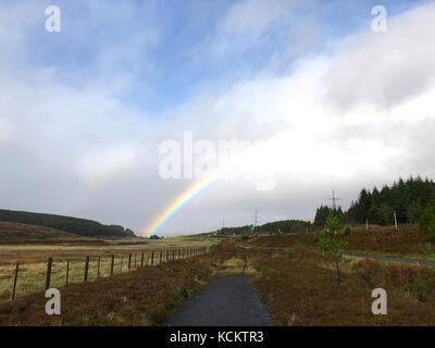 Ein Regenbogen über dem Cairngorm Mountains in Schottland Stockfoto