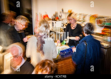 Im Projekt "Kunst und Kochen" interpretiert Angela Berg Kunstwerke auf kulinarische Weise. Feinkostgeschäft Peter sei Selig Grevenbroich, Deutschland Stockfoto