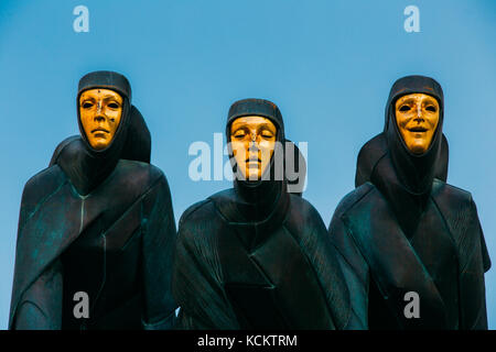 Vilnius, Litauen, Osteuropa - Juli 7, 2016: in der Nähe von Schwarzen Skulptur von drei Musen auf der Fassade der Litauischen Nationalen Drama Theater Gebäude, Stockfoto