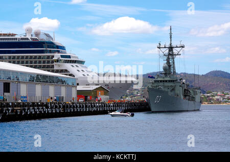 HMAS Sydney und das Kreuzschiff „Celebrity Solstice“. Hobart, Tasmanien, Australien Stockfoto