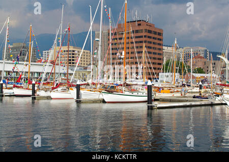 Das Australian Wooden Boat Festival, eine alle zwei Jahre stattfindende viertägige Veranstaltung im Februar. Das Festival 2013 lockte über 200 000 Besucher und Hunderte von Schiffen an Stockfoto