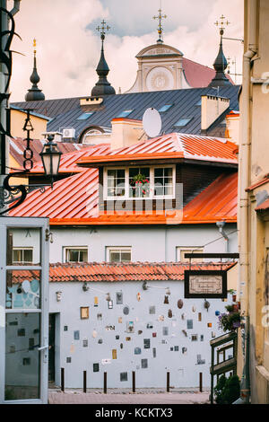 Vilnius, Litauen - 7. Juli 2016: literatu Street - eine der ältesten Straßen in der Altstadt von Vilnius, Litauen. Wand mit literarischen Werke der Kunst. Stockfoto