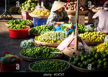 Eine weibliche Markt Anbieter in einer konischen hat den Verkauf von Limes in Dong Ba Markt, Hue Abschaltdruck Stockfoto