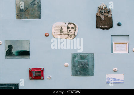 Vilnius, Litauen - 7. Juli 2016: literatu Street - eine der ältesten Straßen in der Altstadt von Vilnius, Litauen. Wand mit literarischen Werke der Kunst. Stockfoto