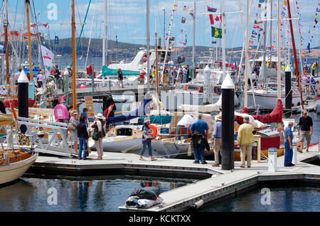 Das Australian Wooden Boat Festival, eine alle zwei Jahre stattfindende viertägige Veranstaltung im Februar. Das Festival 2013 lockte über 200 000 Besucher und Hunderte von Schiffen an Stockfoto