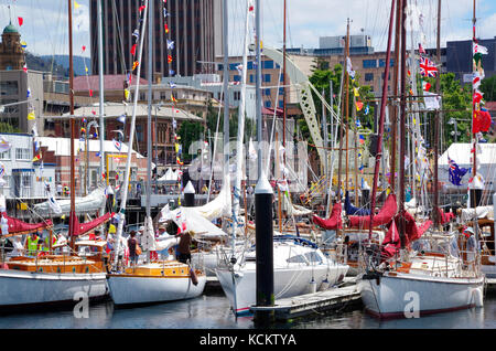 Das Australian Wooden Boat Festival, eine alle zwei Jahre stattfindende viertägige Veranstaltung im Februar. Das Festival 2013 lockte über 200 000 Besucher und Hunderte von Schiffen an Stockfoto