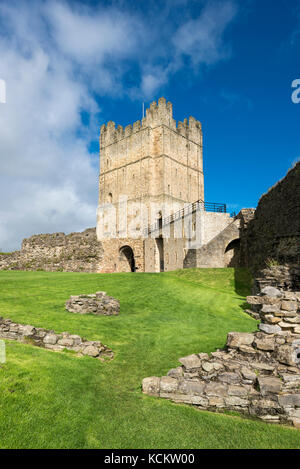 Richmond Castle im hellen Sonnenschein. September ein historisches touristische Ort in North Yorkshire, England. Stockfoto