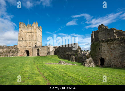 Richmond Castle im hellen Sonnenschein. September ein historisches touristische Ort in North Yorkshire, England. Stockfoto