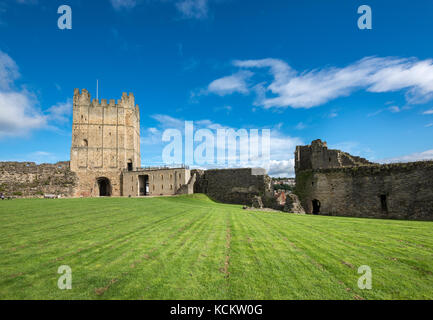Richmond Castle im hellen Sonnenschein. September ein historisches touristische Ort in North Yorkshire, England. Stockfoto