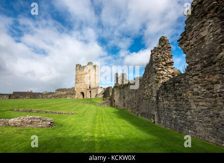 Richmond Castle im hellen Sonnenschein. September ein historisches touristische Ort in North Yorkshire, England. Stockfoto