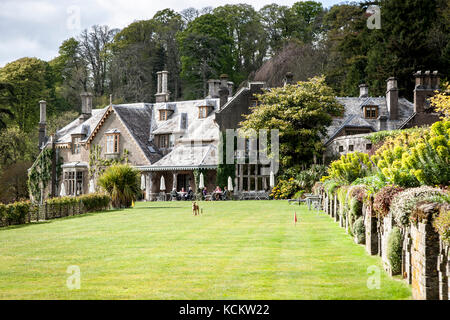 Auf dem Grün entlang des längsten dekorativen Fleckens in England kann eine Vielzahl von Gartenspielen gespielt werden. Hotel Endsleigh auf der Wiese Stockfoto