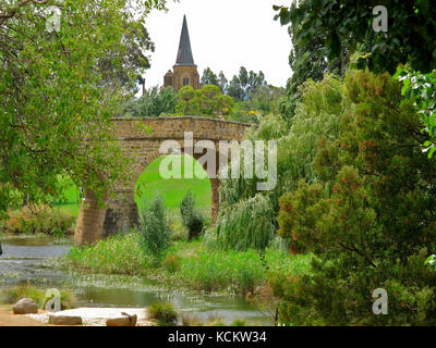 Der Coal River, der unter der Richmond Bridge verläuft, mit der St. John’s Catholic Church, 1837, im Hintergrund. Richmond, Tasmanien, Australien Stockfoto