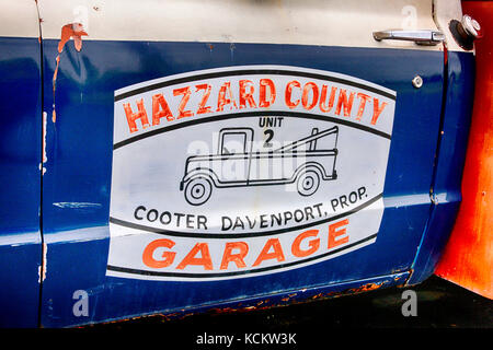 Hazzard county Garage chevy Abschleppwagen 1976 Türschild in Nashville, TN, USA Stockfoto